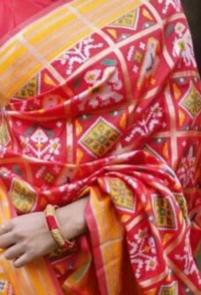 Red Pochampally Ikkat Muniya Pattu Mulmul Cotton Saree with Yellow Border | Trendwati.in